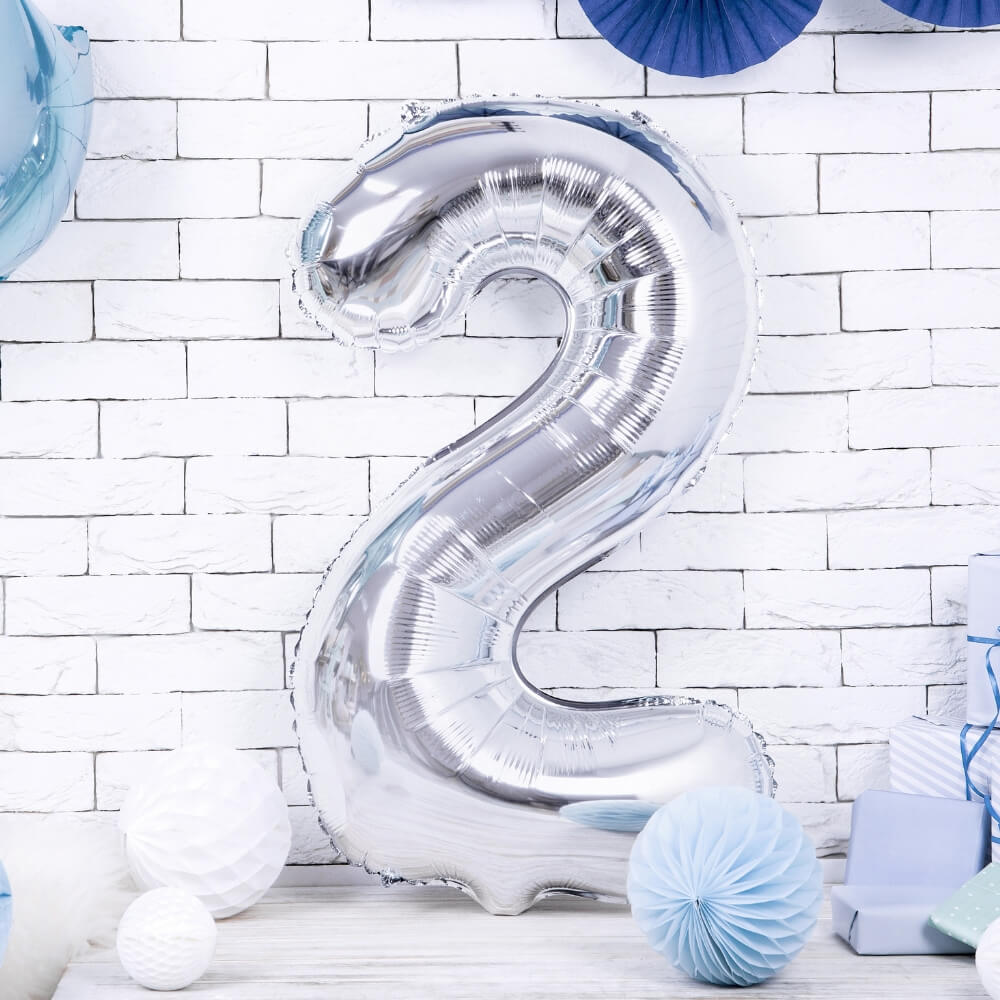 Balon številka 2 srebrna - Napihnjen s helijem - slika 2